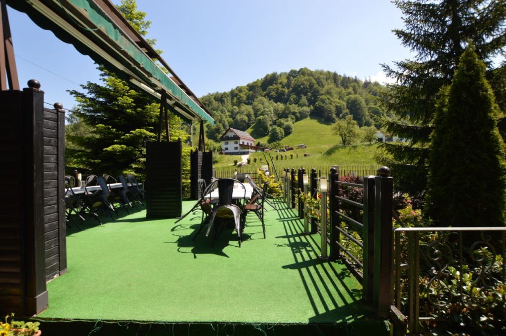 Cazare si restaurant Simon Bran cu loc de joaca in interior Hillden