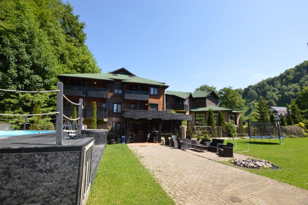 Cazare si restaurant Simon Bran cu loc de joaca in interior Hillden